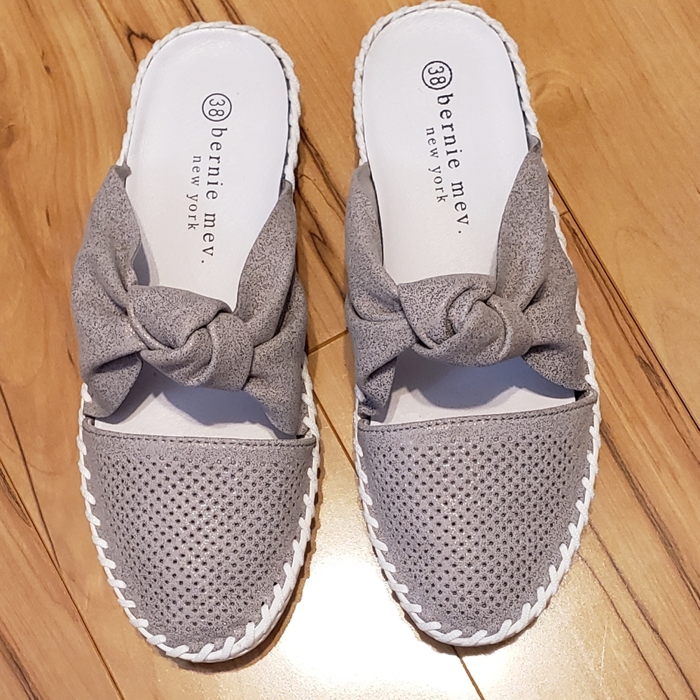 NWT BERNIE MEV NEW YORK SALDALS